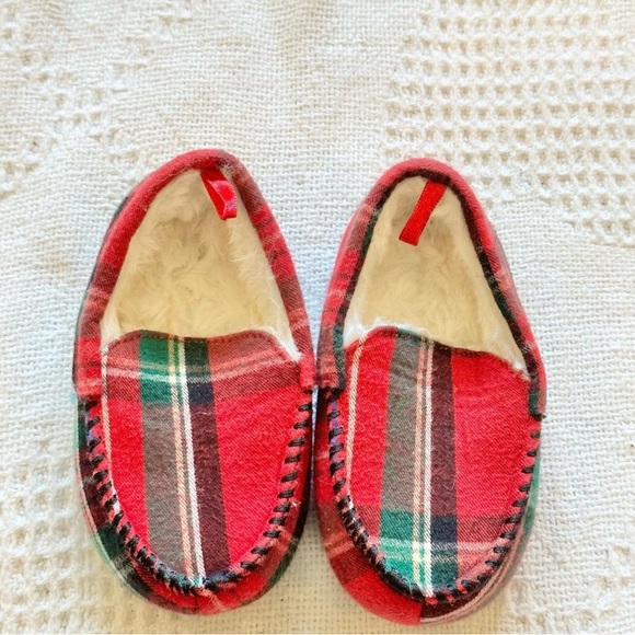 Gymboree | size 5/6 red plaid fuzzy slippers. - Picture 2 of 3